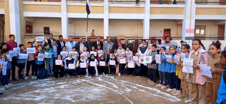 مدير تعليم أبوتشت يشهد طابور الصباح ويشيد بمبادرة "أمان ورحمة"