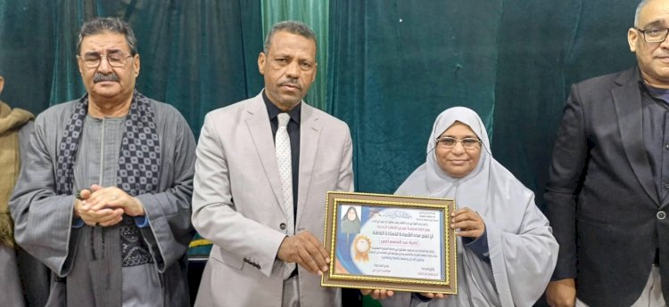 مدير تعليم أبوتشت يكرّم كبير أخصائيي المكتبات بمدرسة عمر بن الخطاب الإعدادية