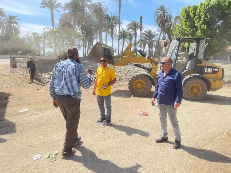 مختار وأبوعوف يقودان حملة نطافة مكبرة بشوارع قرية الكولة