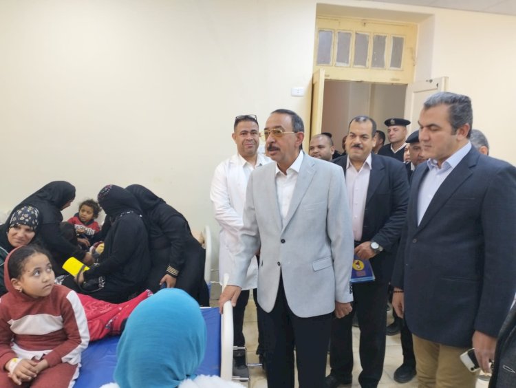 محافظ سوهاج يطمئن على حالات تسمم بمستشفى جرجا