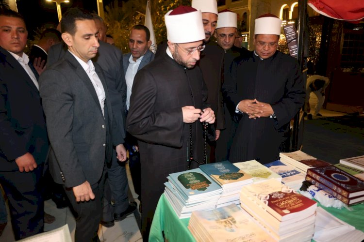 وزير الأوقاف يتفقد معرض الكتاب بساحة مسجد سيدنا الحسين