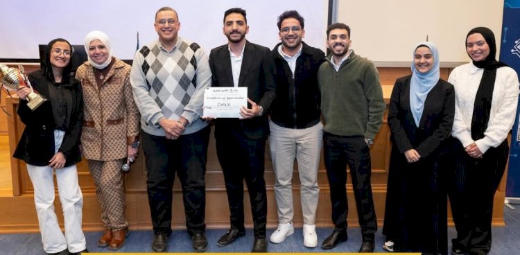رئيس جامعة كفر الشيخ يكرّم فريق “CoreX” بكلية الهندسة
