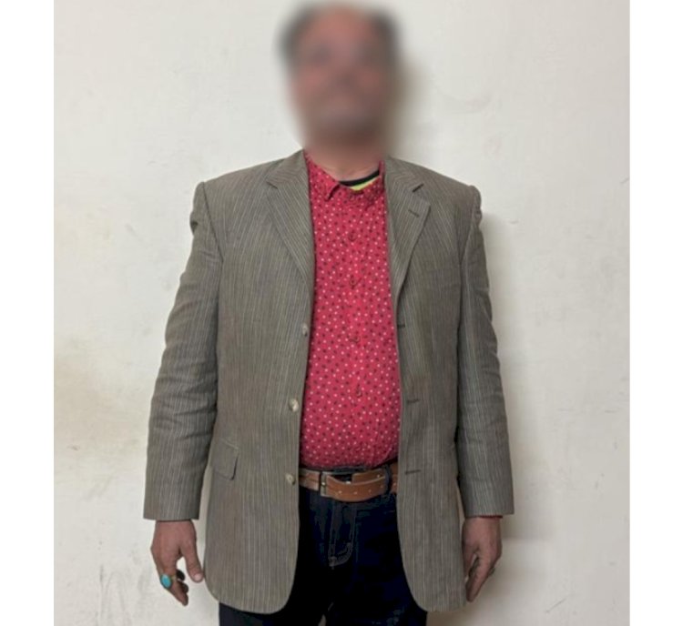 ضبط مرشد سياحى لقيامه بالرسم على جدار أحد الآثار بغرض الشرح للسائحين بالجيزة