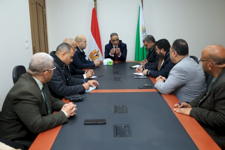 محافظ الجيزة يعقد لقاءً عاجلًا لبحث آليات رفع مستوى النظافة بكرداسة