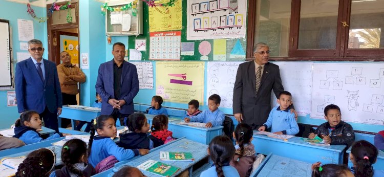 الأتوبيس الطائر يجوب مدارس أبوتشت.. جولة مفاجئة لضبط الأداء والانضباط