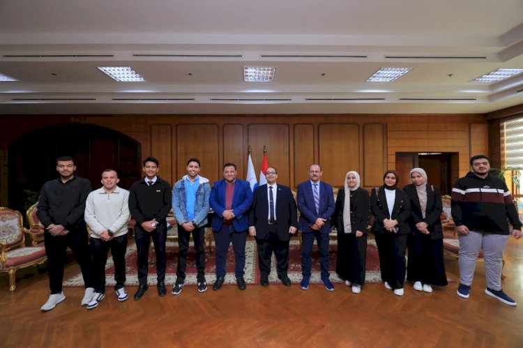 رئيس جامعة كفر الشيخ يكرّم فريق كلية الذكاء الاصطناعي