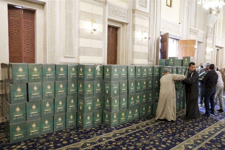 الأوقاف: توزيع 1000 كرتونة مواد غذائية من مسجد السيدة زينب لدعم الأسر المستحقة