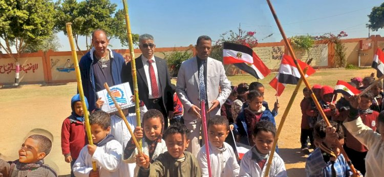 فلكلور شعبي وأغانٍ وطنية.. أطفال اللطاسنة يحتفلون بعيد قنا القومي