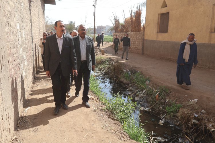 محافظ سوهاج يزور قرية فزارة بالمراغة ويتفقد المصرف المجاور للطريق المؤدي للمدرسة