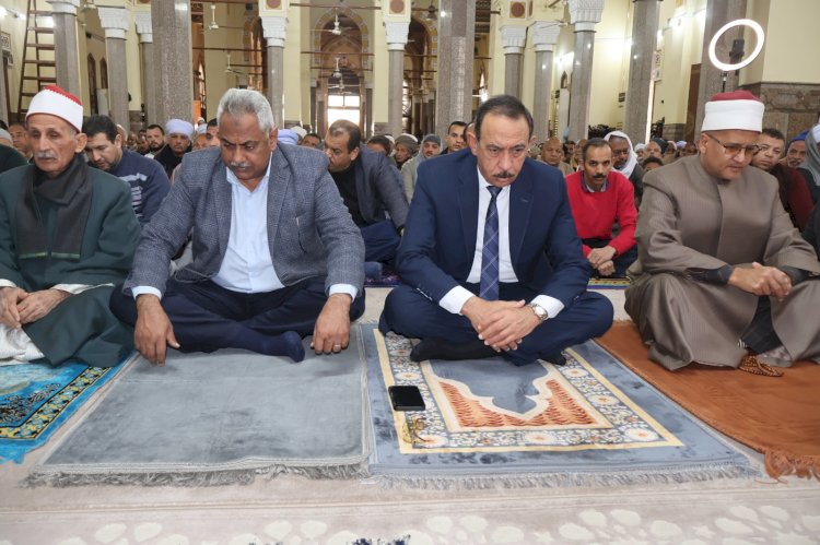 محافظ سوهاج يؤدي صلاة الجمعة بمسجد العارف بالله بحي غرب ويلتقي المواطنين