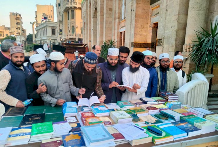إقبال متزايد على معرض المجلس الأعلى للشئون الإسلامية بمسجد السيدة زينب