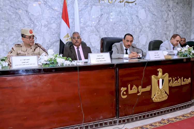 محافظ سوهاج يناقش الانتهاء من مشروعات المرحلة الأولى لمبادرة"حياة كريمة"