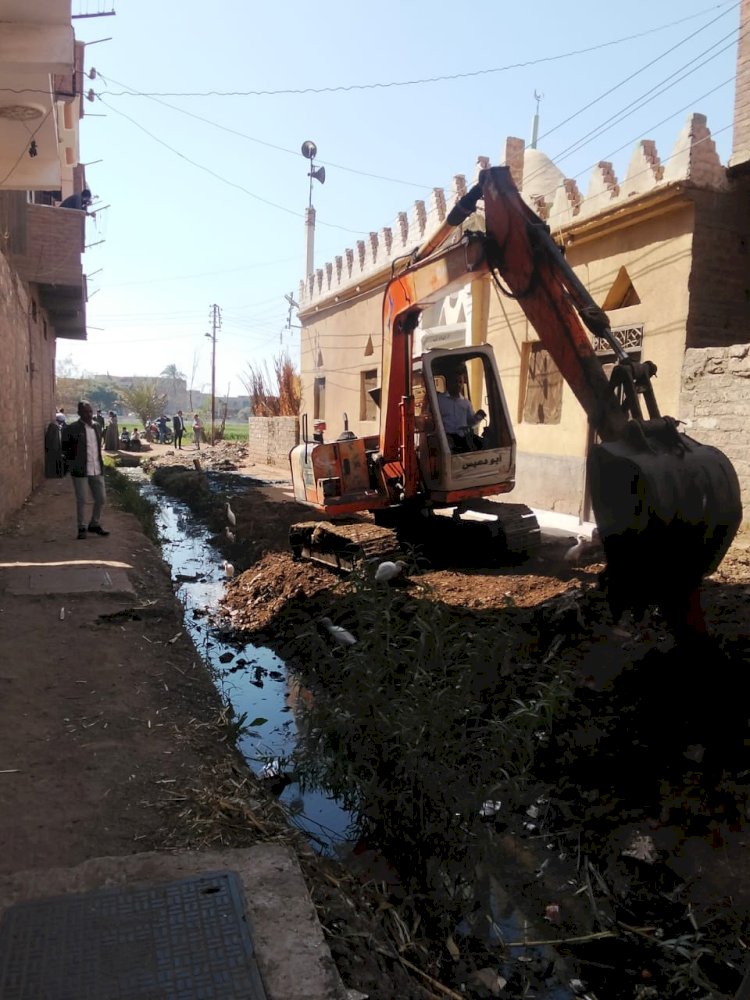 في اسرع استجابة..بدء تغطية مصرف الطريق المؤدي لمدرسة فزارة بالمراغة بسوهاج