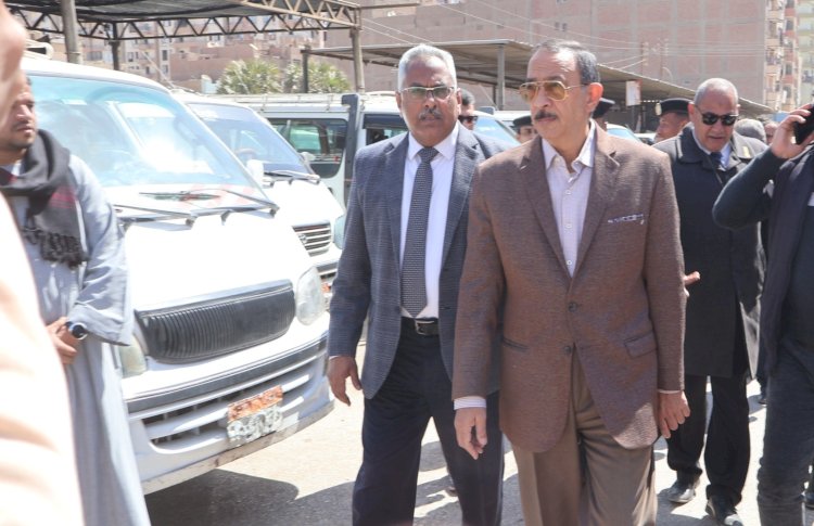 محافظ سوهاج يتفقد مواقف سيارات الأجرة لمتابعة الالتزام بتعريفة الركوب
