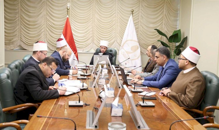 وزير الأوقاف يناقش مع مديري المديريات الاستعدادات لعيد الفطر