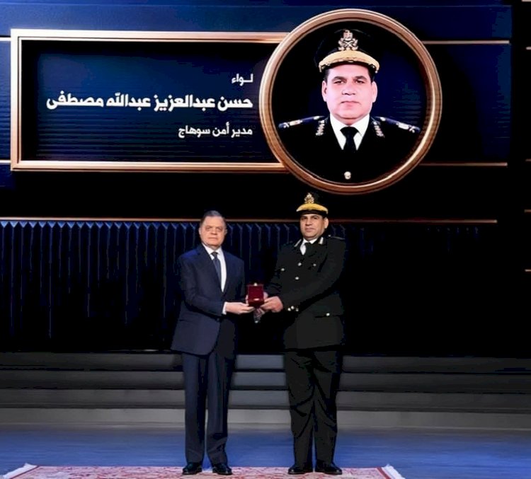 مليار مبروك  اللواء دكتور حسن عبدالعزيز مدير امن سوهاج نوط الامتياز