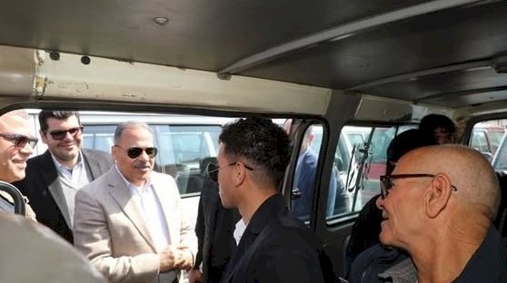 محافظ الشرقية يفاجئ موقف الزقازيق للتأكد من الالتزام بالتعريفة الجديدة