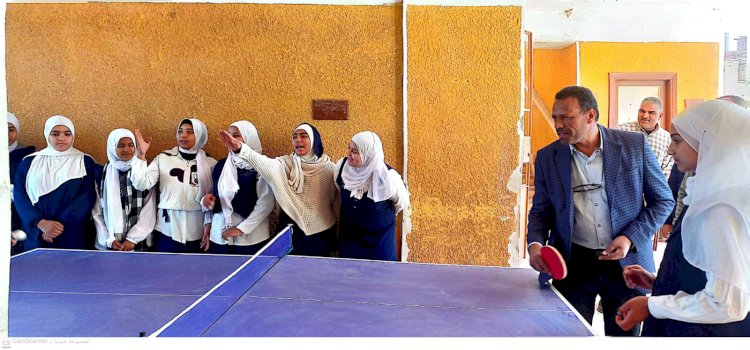مدير تعليم أبوتشت يشارك الطالبات رياضة التنس طاولة خلال جولته الميدانية