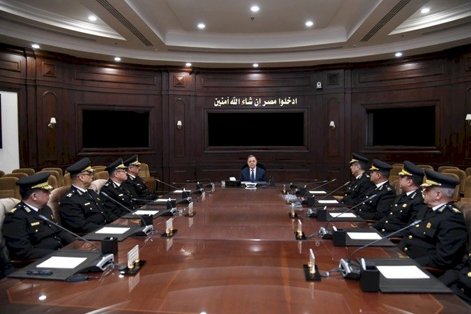 وزير الداخلية يجتمع بالقيادات الأمنية لتأمين إحتفالات المواطنين بالأعياد
