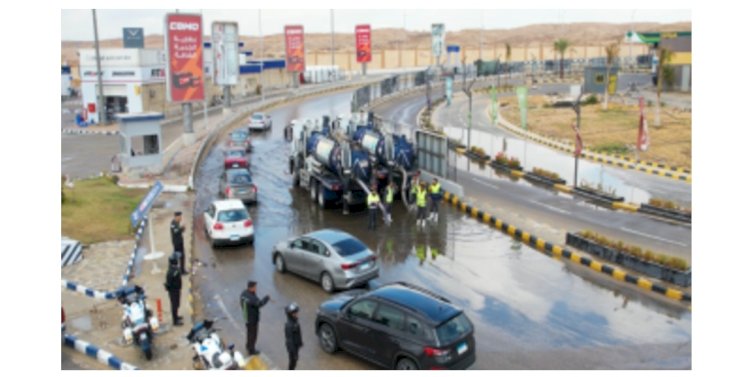 رجال الشرطة يواصلون جهودهم  لمساعدة المواطنين فى مواجهة تداعيات موجة الطقس السيئ