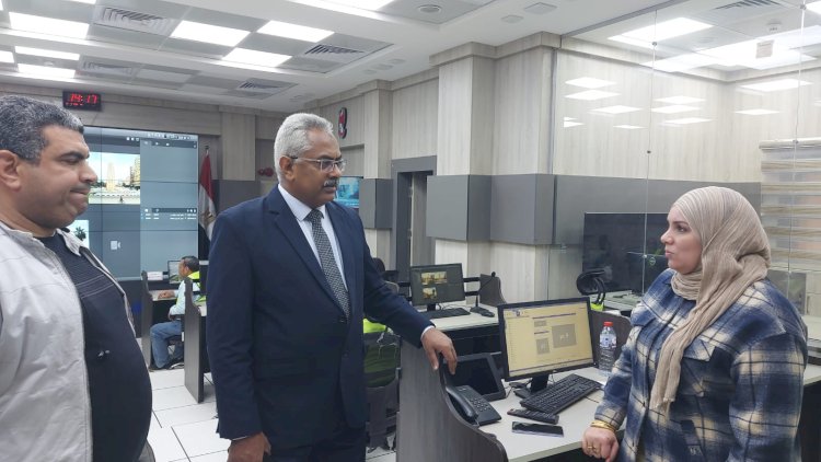 نائب محافظ سوهاج يتابع الأحوال الجوية من مركز السيطرة والتحكم بالمحافظة