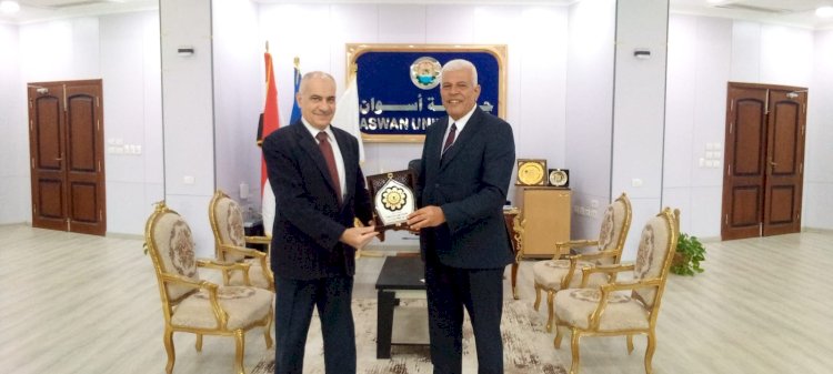 تكريم رئيس جامعة أسوان بدرع نقابة المهن الزراعية