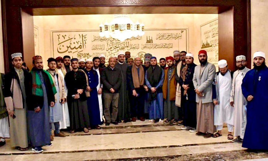 "نبوي" يستقبل وفدًا من بنجلاديش ويصطحبه في جولة للتعرف على معالم مسجد مصر