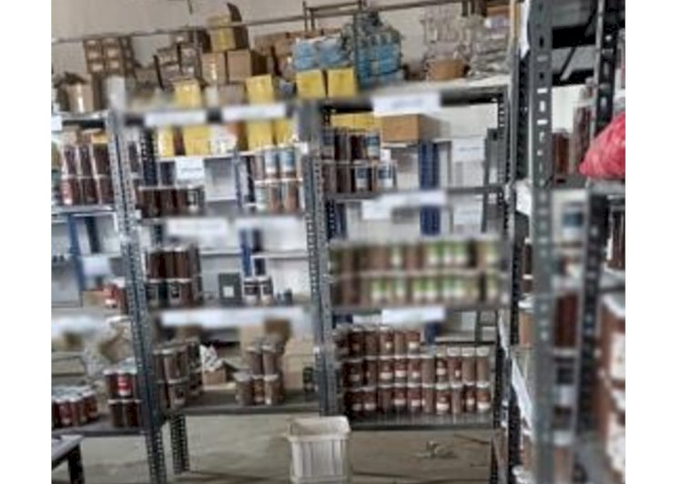 ضبط المتهم بالترويج  لبيع منتجات غذائية ومستحضرات تجميل  مجهولة المصدر بالقاهرة