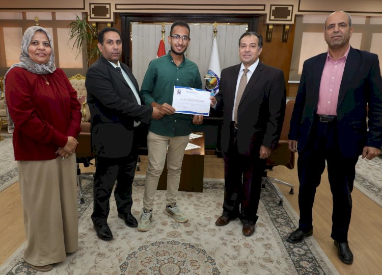 رئيس جامعة قنا يكرم الشاطر لفوزه بجائزة أورنج كورنرز الدولية للابتكار الزراعي