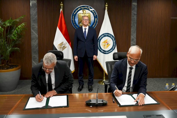 وزير البترول يشهد توقيع عقد توريد خام الفوسفات للمجمع الصناعي الجديد باالسويس