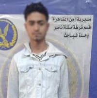 نكشف حقيقة صورة التلويح بإشارات  تتنافى مع قيم المجتمع أمام  سيارة شرطة بالقاهرة