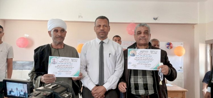 عبدالواحد يكرم أمين مكتبة وعامل خدمات بمدرسة الشهيد محمد إسماعيل  الابتدائية