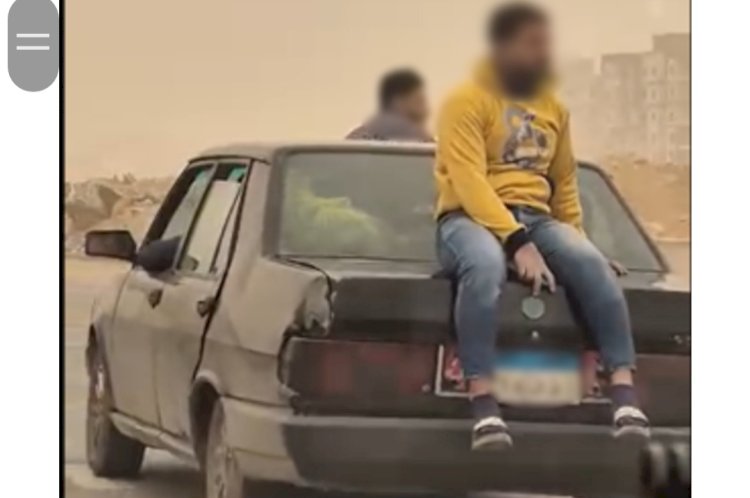 نكشف فيديو قيام قائد سيارة بالسماح لمواطنين بالجلوس أعلى السيارة بالقاهرة
