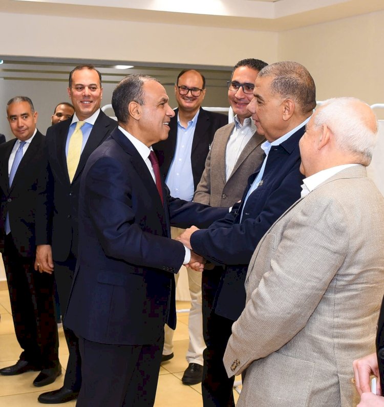 وزير الخارجية يطلق حملة للتبرع بالدم بمقر وزارة الخارجية لمستشفى ٥٧٣٥٧