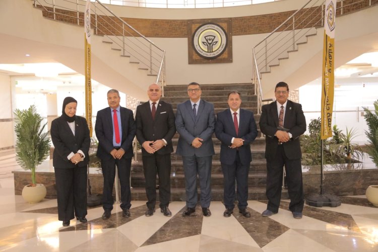 محافظ قنا يشارك في اجتماع مجلس أمناء جامعة جنوب الوادي الأهلية
