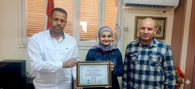 مدير عام تعليم أبوتشت يكرم لوجين علام الأولى في التحدث بالفصحى