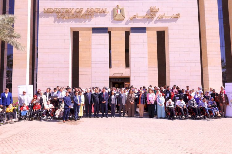 وزارة التضامن  وبنك التعمير والإسكان يشهدان توزيع عدد من الأجهزة التعويضية لطلاب الجامعات