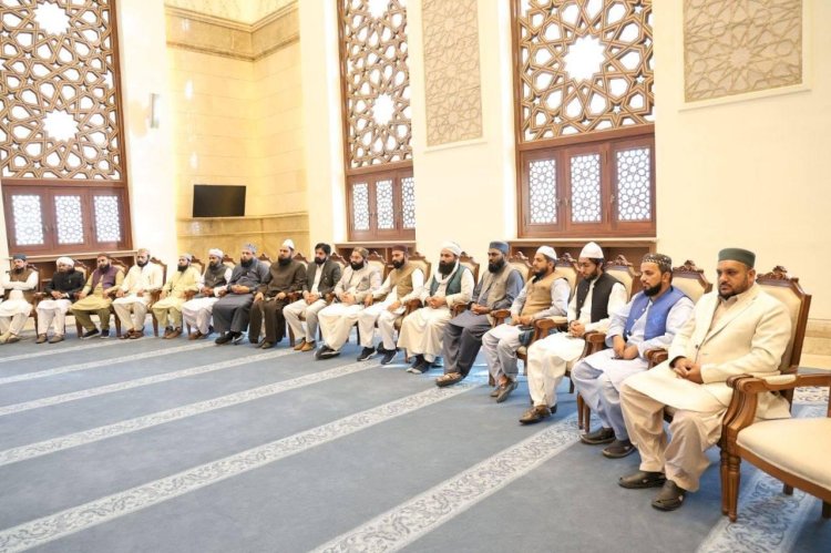 وزير الأوقاف يستقبل وفدًا من علماء باكستان بمسجد مصر