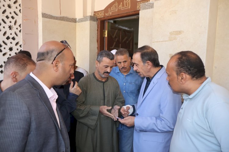 محافظ سوهاج يؤدي صلاة الجمعة بمسجد الشرطة بحي شرق مدينة سوهاج