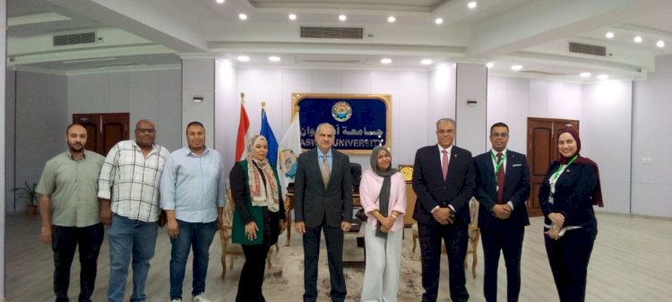 جامعة أسوان والبنك الأهلي المصري يكرمان الفائزة بمسابقة الإبداع الطلابي