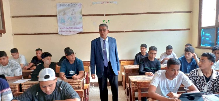 وكيل تعليم أبوتشت يتابع امتحانات صفوف النقل بالثانوية العسكرية بنين