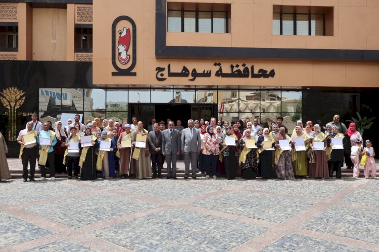 محافظ سوهاج يكرم 14 من الفائزين في مسابقة "الأم المثالية" و " الأب المثالي "