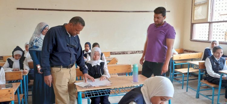 مدير تعليم أبوتشت يتفقد امتحانات النقل ويؤكد  على الانضباط
