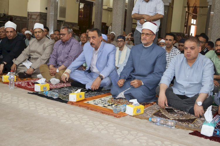 محافظ سوهاج يؤدي صلاة الجمعة بمسجد العارف بالله