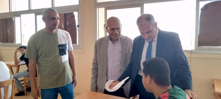 رئيس جامعة أسوان يتابع امتحانات هندسة الطاقة ويشيد بانضباط اللجان وجودة التنظيم