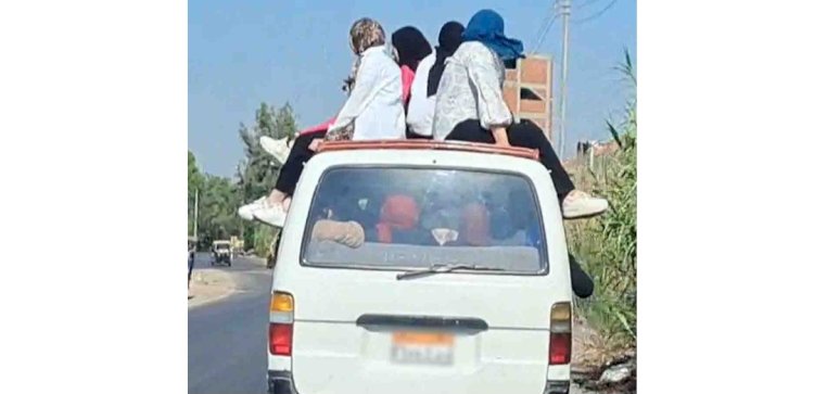 نكشف  فيديو قيام قائد سيارة السماح للركاب بالجلوس أعلى السيارة بالبحيرة