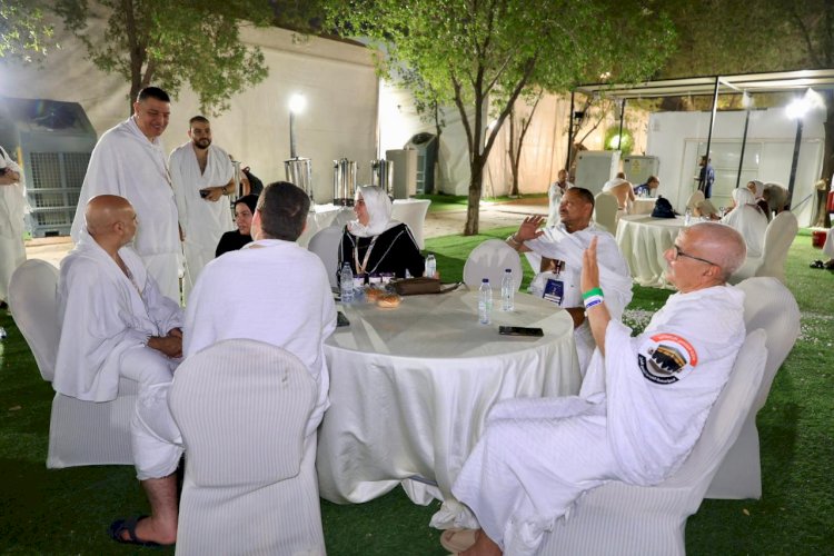 حجاج الجمعيات الأهلية يؤدون المناسك في مشعر عرفات