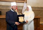 وزير الأوقاف يكرم وفاء أبو سنة تقديرًا لعطائها في خدمة القرآن الكريم