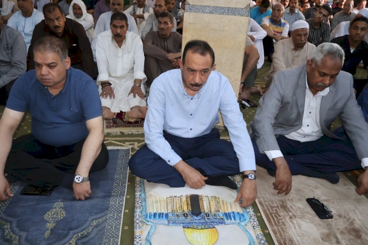 محافظ سوهاج يؤدي صلاة الجمعة بمسجد الشهيد عبد المنعم رياض