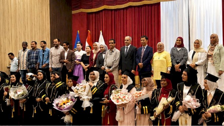 رئيس جامعة أسوان يشارك فرحة الخريجين بحفل تخرج كلية الألسن